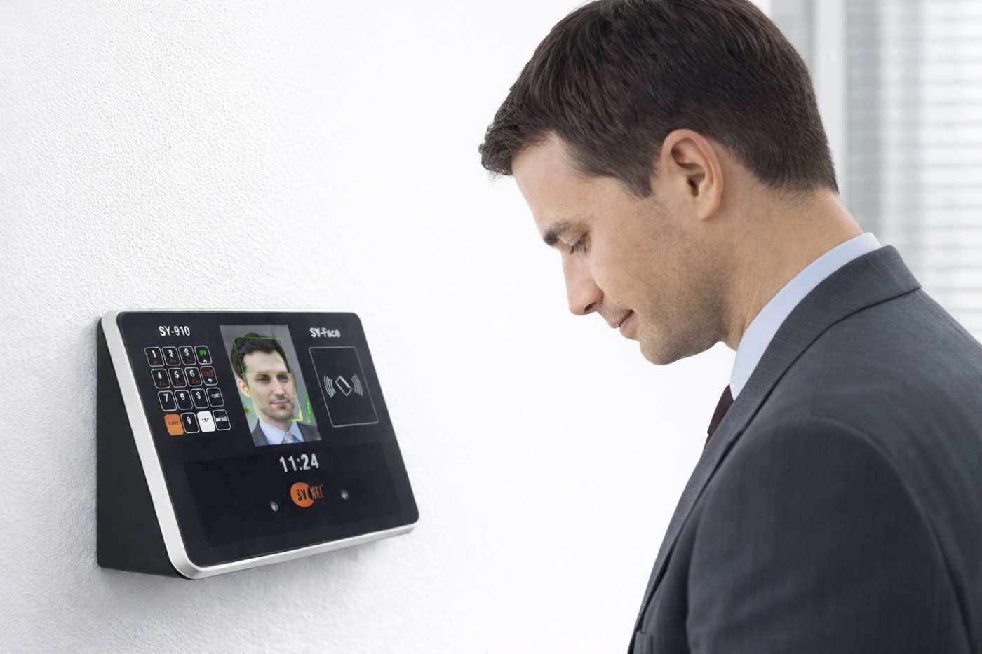 How to use a facial recognition clock